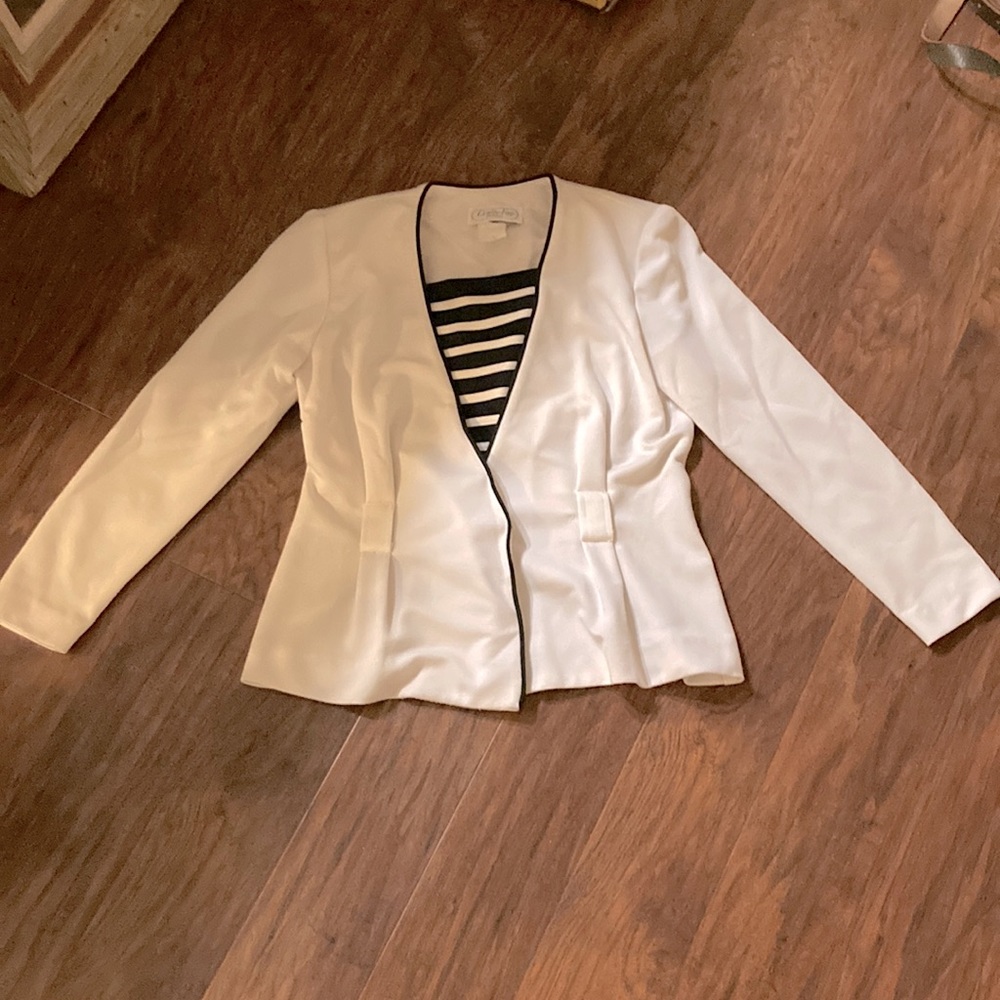 Women’s white casual jacket